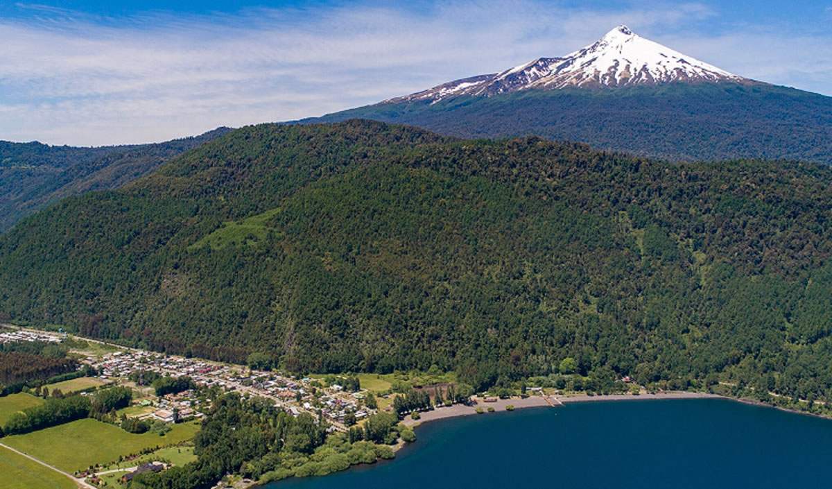 Vista de Choshuenco, su ribera y el volcán