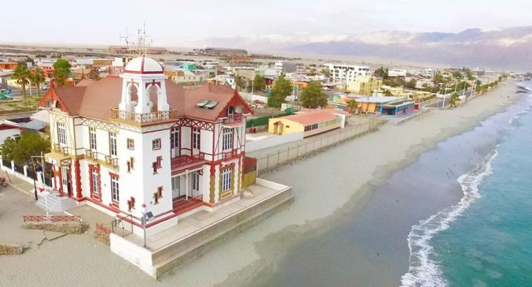 Playa y borde costero urbano de Mejillones junto a la Capitanía de Puerto